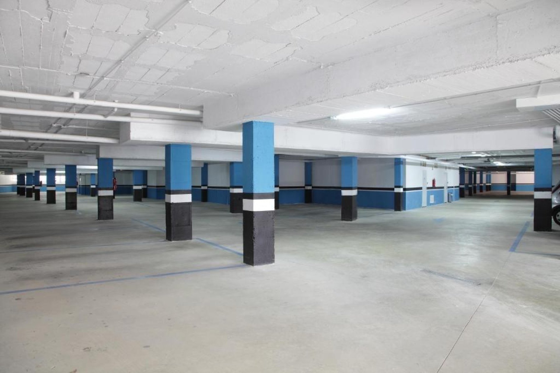 Nowy budynek - Daszek -
Aguilas - Collados