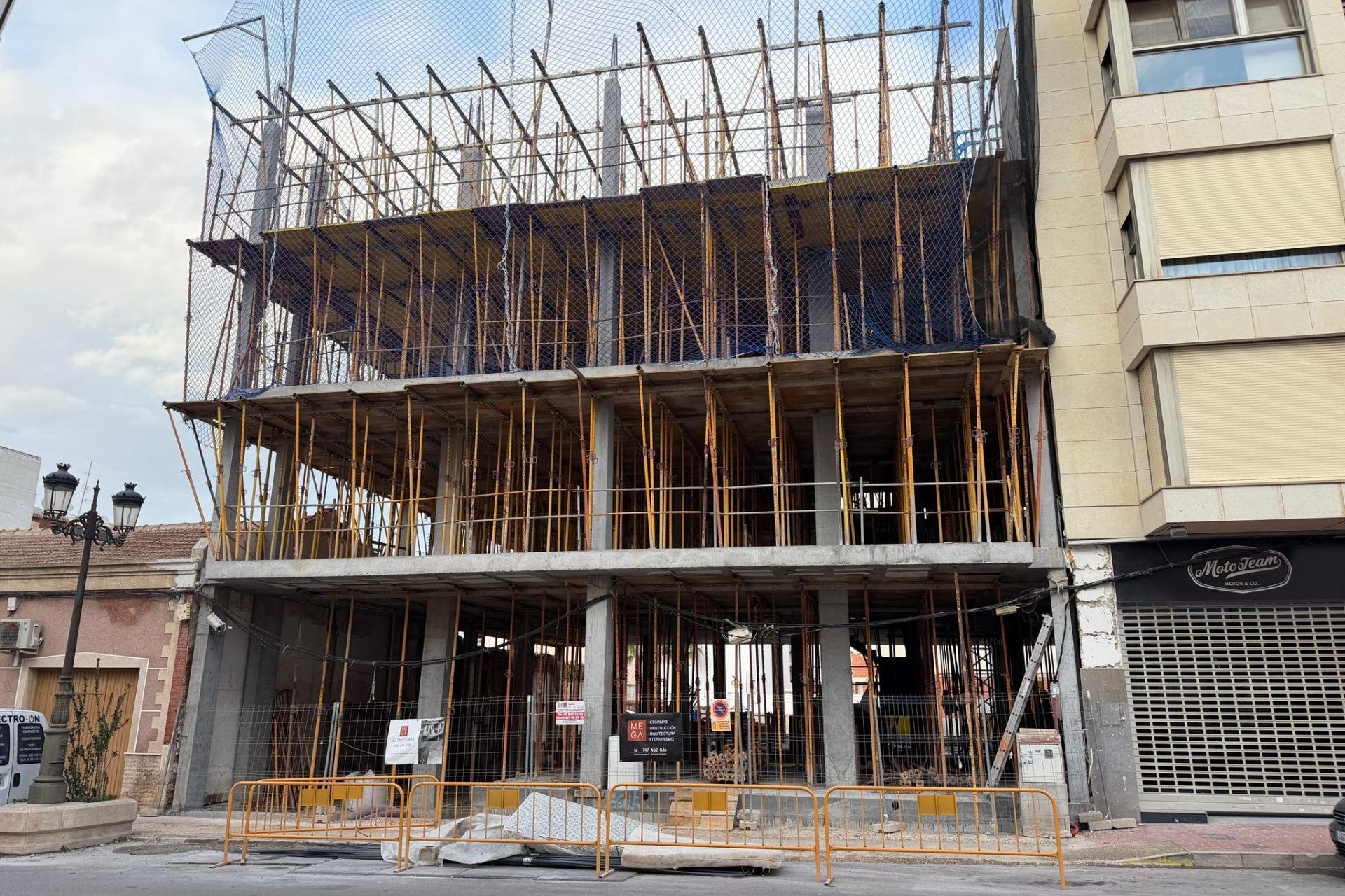 Nowy budynek - Daszek -
Guardamar del Segura - Pueblo