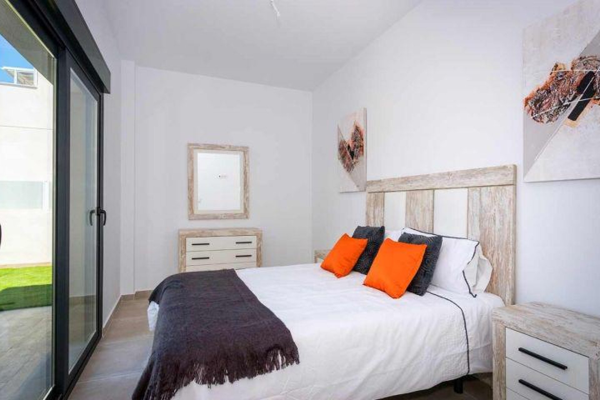 Nowy budynek - Quad House -
Daya Nueva - Centro