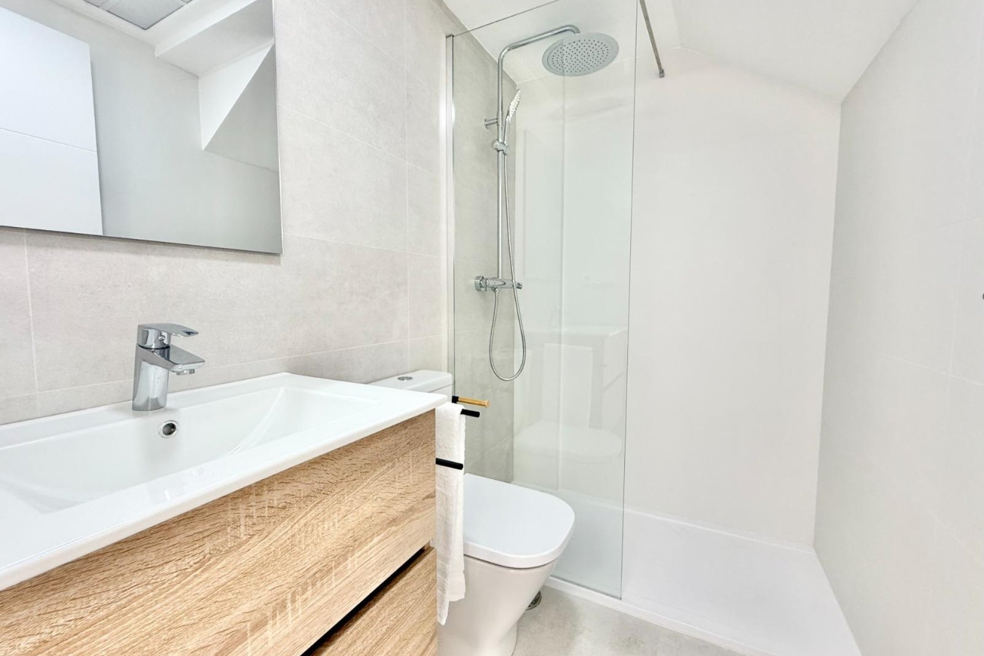 Nowy budynek - town house -
Cox - San Fernando