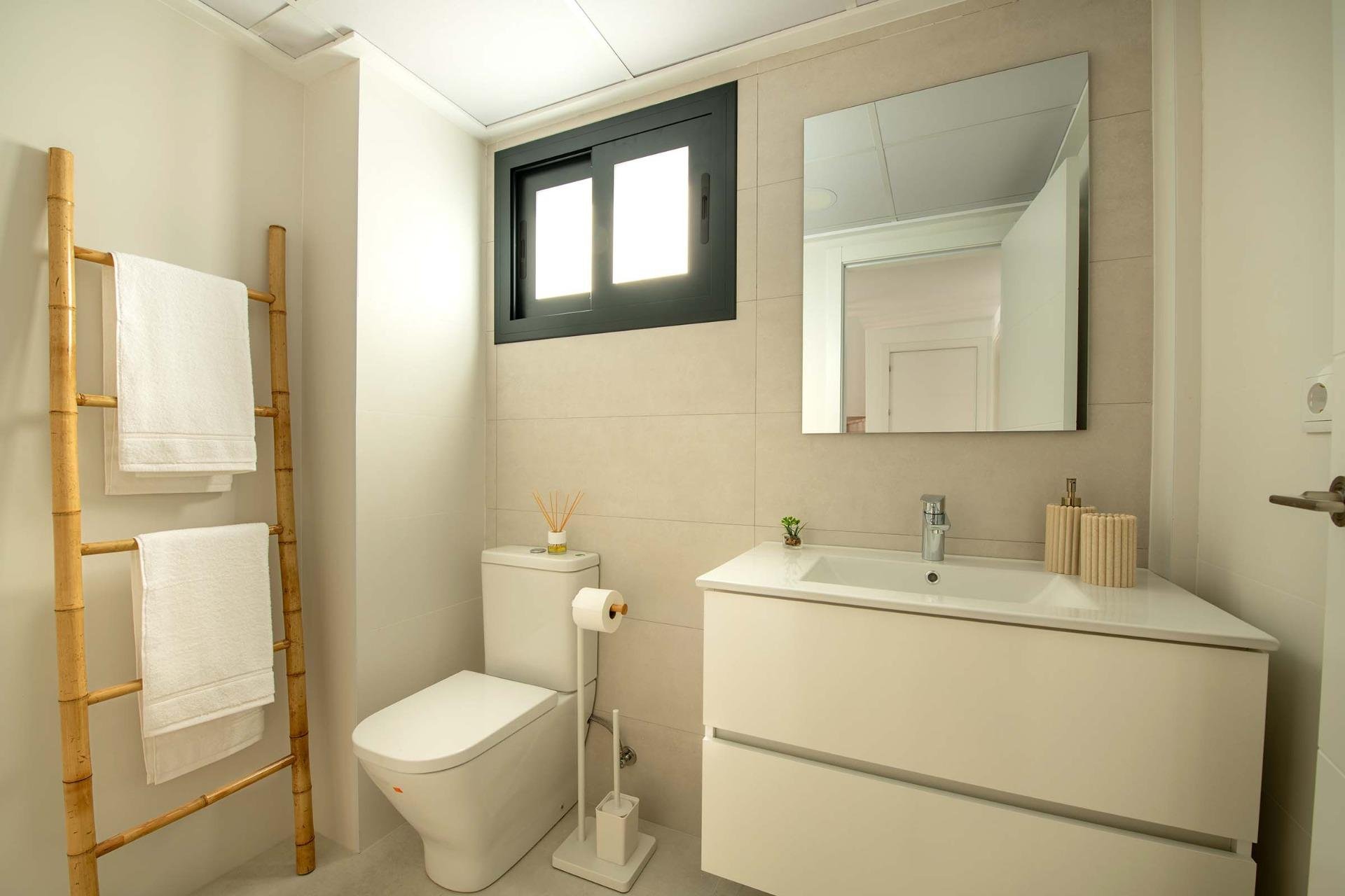 Nowy budynek - town house -
Cox - San Fernando