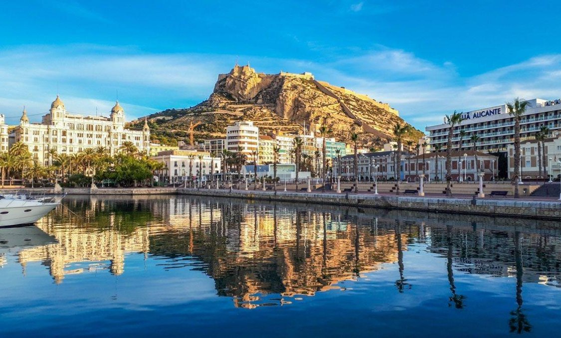 Nowy budynek - Daszek -
